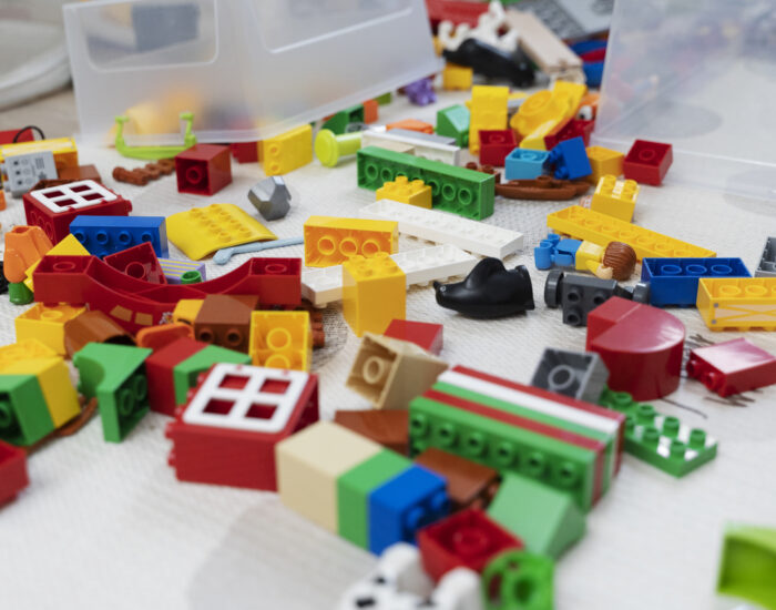 Usa LEGO SERIOUS PLAY para Reforzar Habilidades de Argumentación y Explicación en la Era de la Inteligencia Artificial